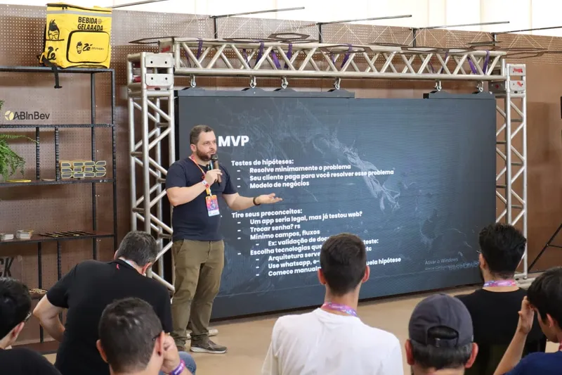 Tulio Faria palestrando sobre desenvolvimento de software